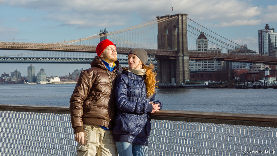 Шеболдасик и Андрюсикс напротив Бруклинского моста, Нью-Йорк.