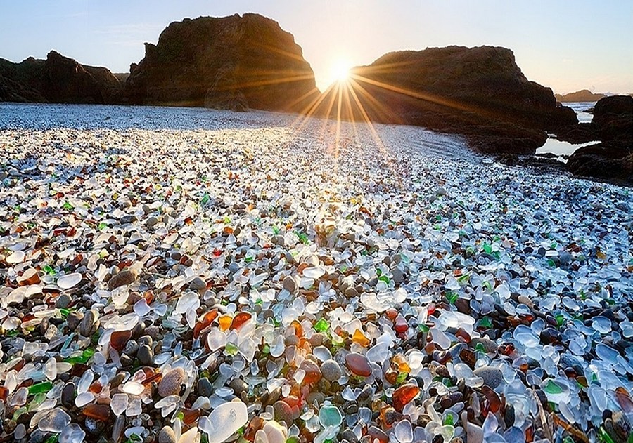 Стеклянный пляж, Glass Beach, штат Калифорния, США.