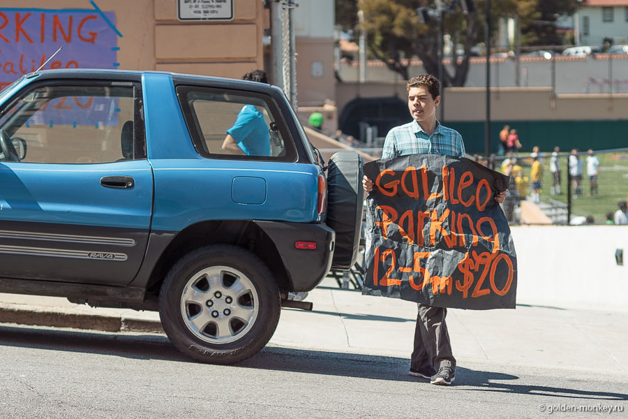 Парень, рекламирующий парковку за 20 баксов на одной из улиц Сан-Франциско