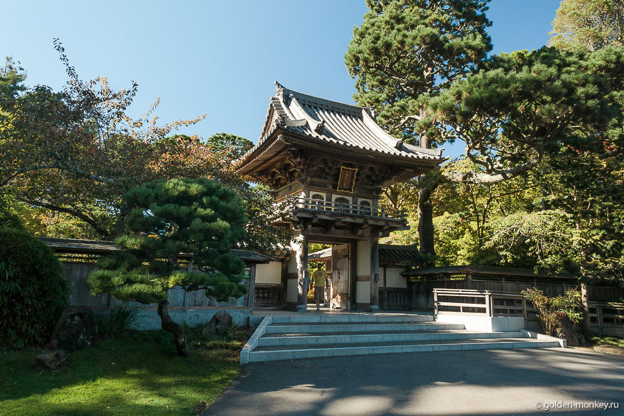 Входные ворота в Японский чайный сад в парке Золотые Ворота, Сан-Франциско.