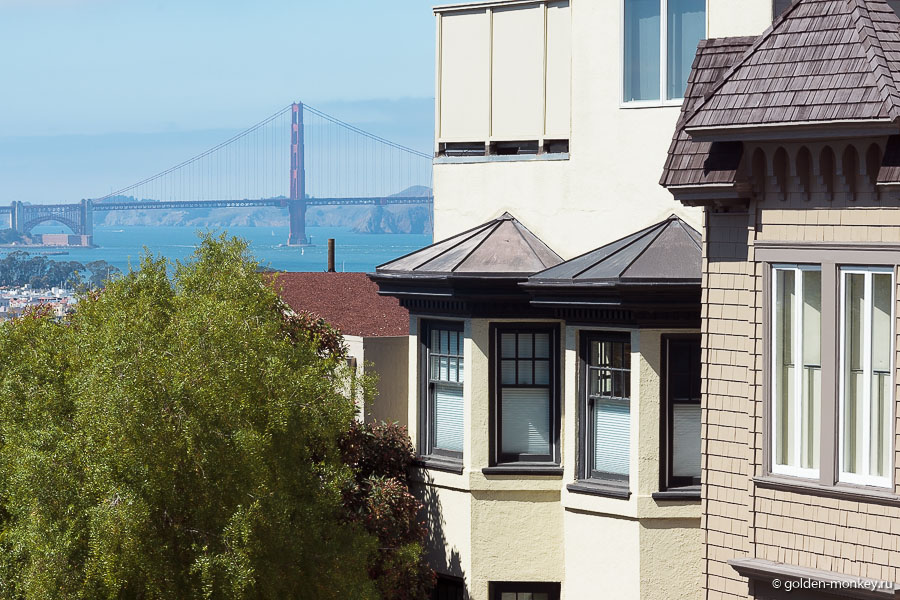 Вид на мост Golden Gate с улицы Ломбард-Стрит, Сан-Франциско.