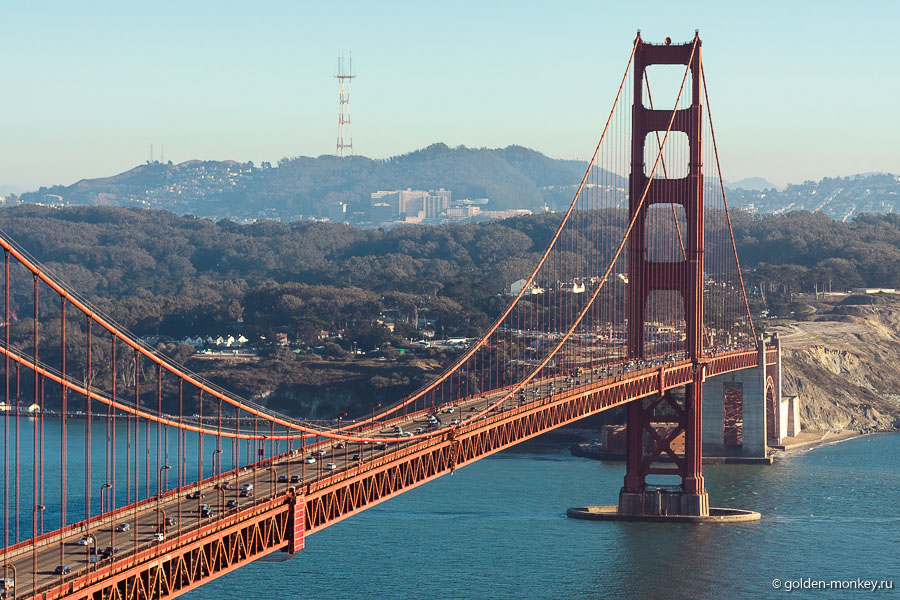 Вот он – один из самых узнаваемых мостов во всем мире! К сожалению, за пару проведенных в Сан-Франциско дней, мы не застали Голден-Гейт-Бридж в тумане. Мост, наполовину спрятавшийся в белых облаках, выглядит невероятно загадочно и волшебно. Что ж, значит, в другой раз ))