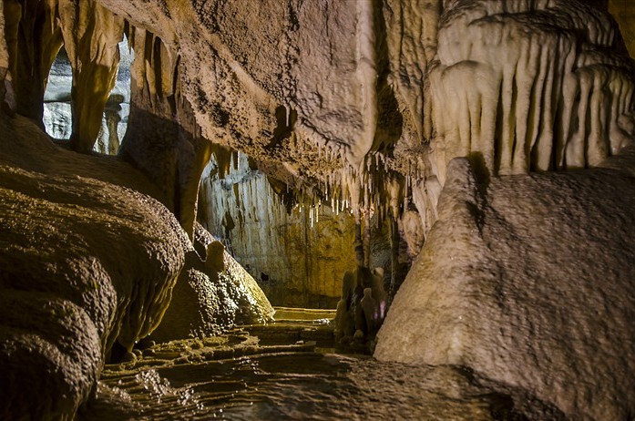 Хрустальная пещера (Crystal Cave) в национальном парке Секвойя, США.