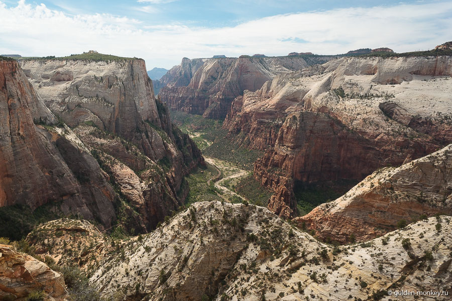 Примерно так выглядит классическая картинка каньона Зайон. С Observation Point он весь как на ладони. Вид потрясающий, но все ли готовы ради него идти тринадцать километров? Например, мы не пожалели, хоть и порядком устали.